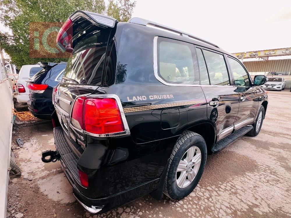 تۆیۆتا لاند کروزەر